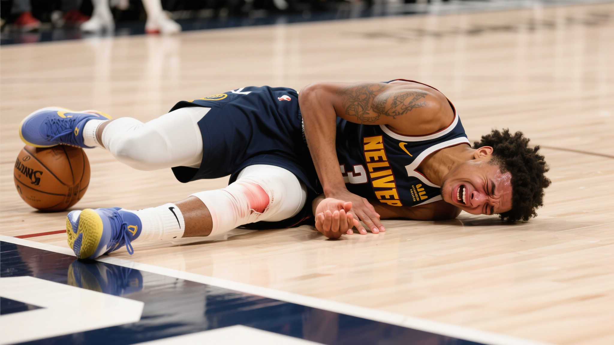 无身体接触意外受伤,哈利伯顿痛苦倒地被扶离赛场 在近日的一场NBA常规赛中,球队核心泰瑞斯·哈利伯