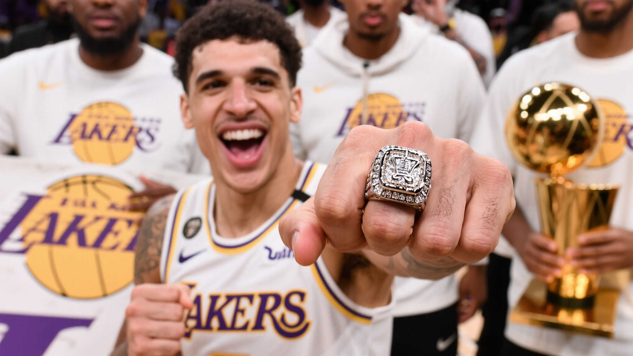 卡鲁索:有了真正的冠军戒指,质疑声不再! 首先,需要理解为什么卡鲁索会如此强调自己的新戒指是